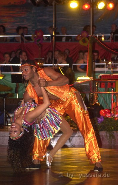 Karibik Show, karibische Tänzerinnen Tänzer, Limbo Show, Calypso, Merengue, Salsa, Reggaeton, Kizomba, Bachata, Soca Tanz Show. Exotisches Feuer der Karibik, original karibische Tänze. Yussara Dance Company, Yussara Cunha, Karibikshow